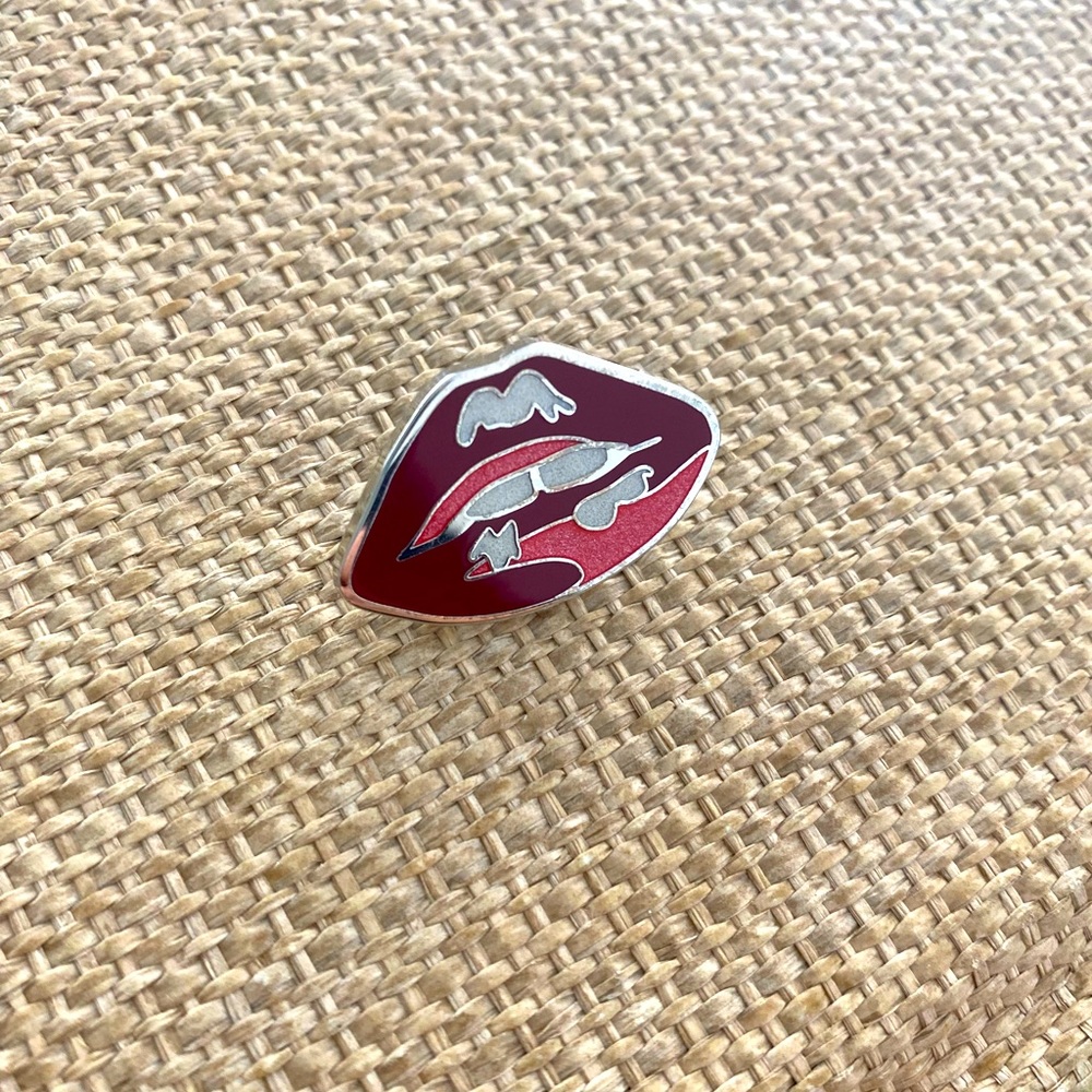 Coach Lips Pin